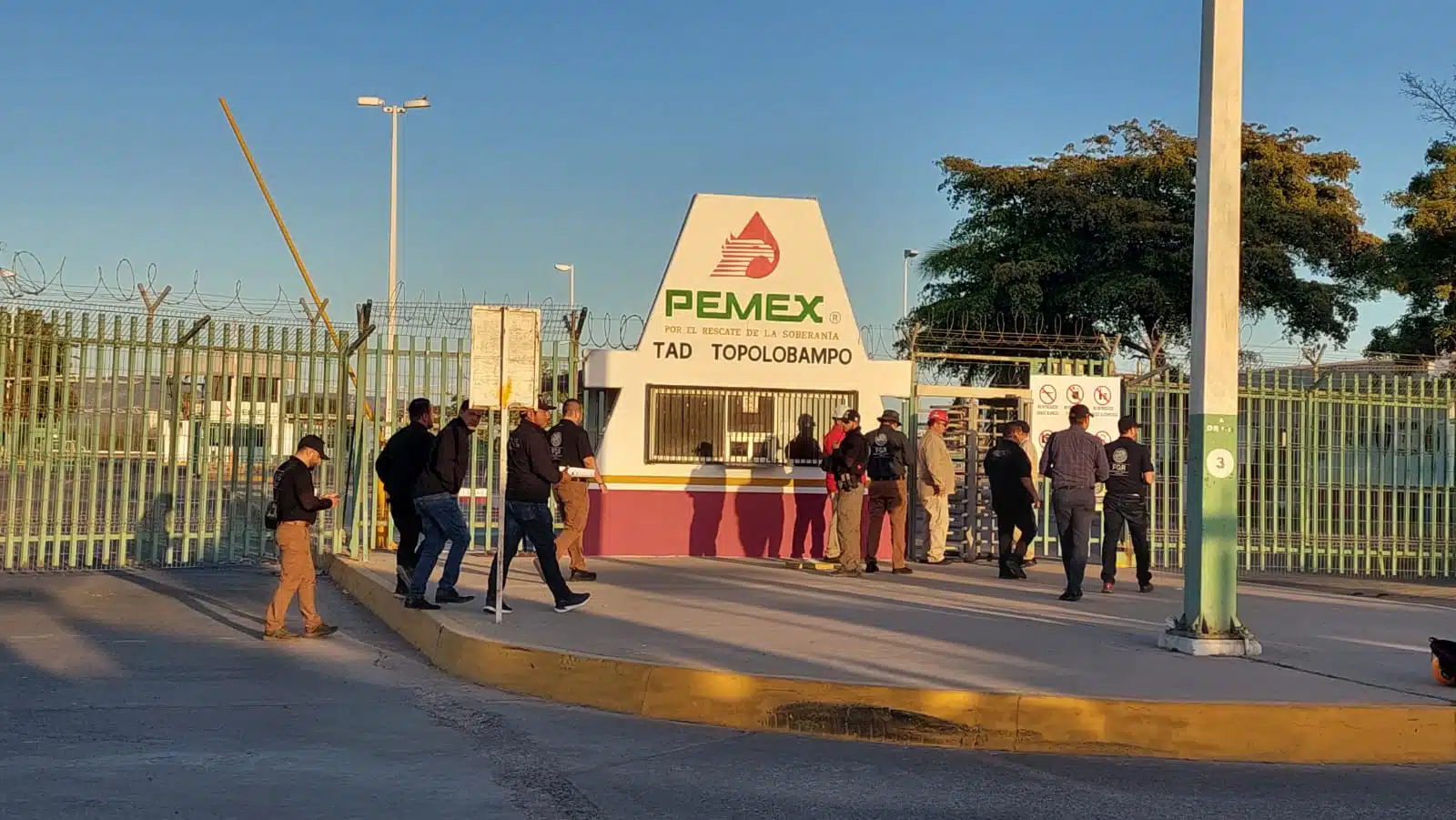 ¿Ya hay denuncias? Acuden agentes de la FGR a la planta de Pemex en Topolobampo 