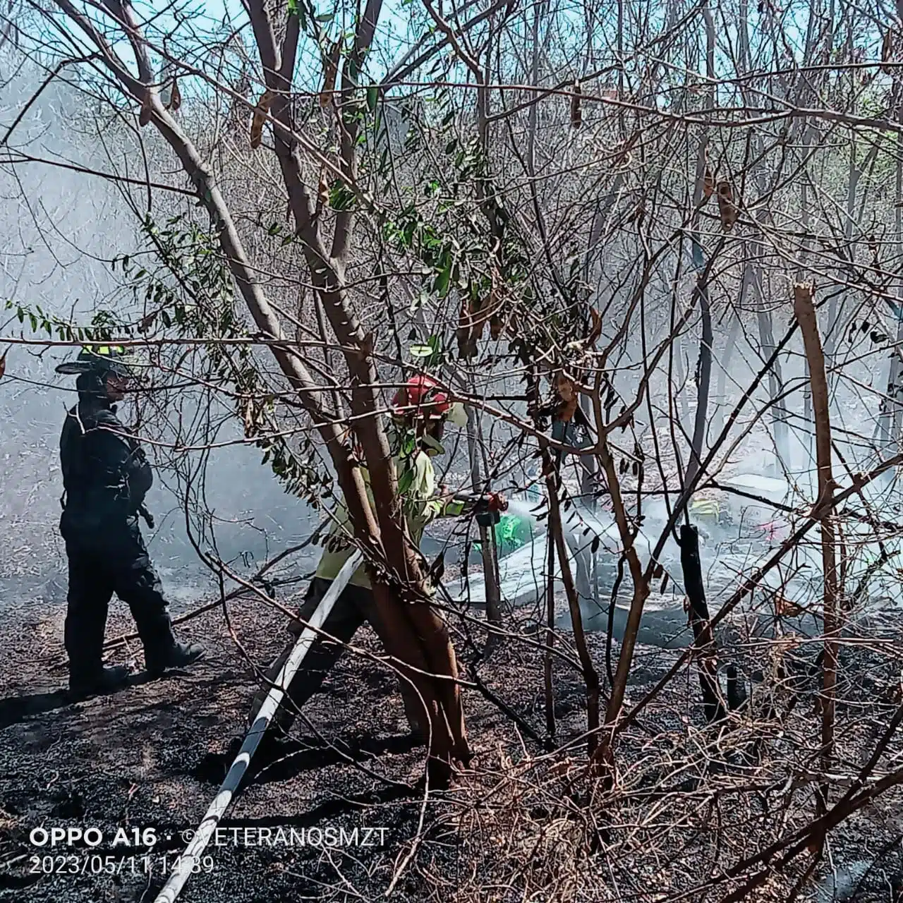 Incendio en terreno baldío se sale de control en Mazatlán; Bomberos tarda tres horas en controlarlo