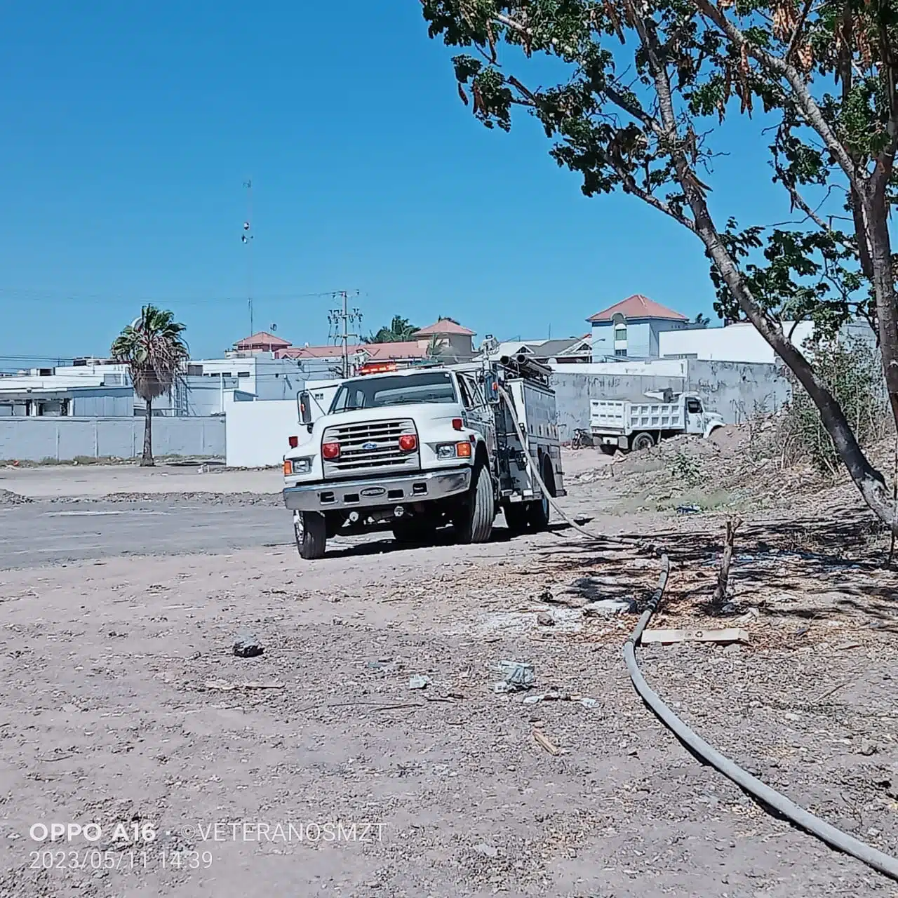 Incendio en terreno baldío se sale de control en Mazatlán; Bomberos tarda tres horas en controlarlo 