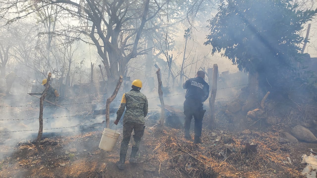 ¡Fuego en El Magistral! Sigue activo, pero controlado, el incendio que tocó la puerta a las casas