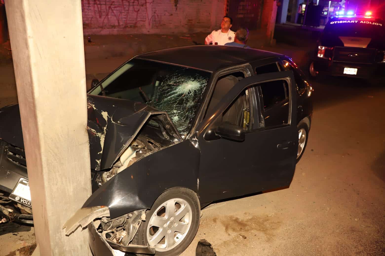 Destroza su vehículo al impactarse contra un poste, en la colonia Flores Magón.
