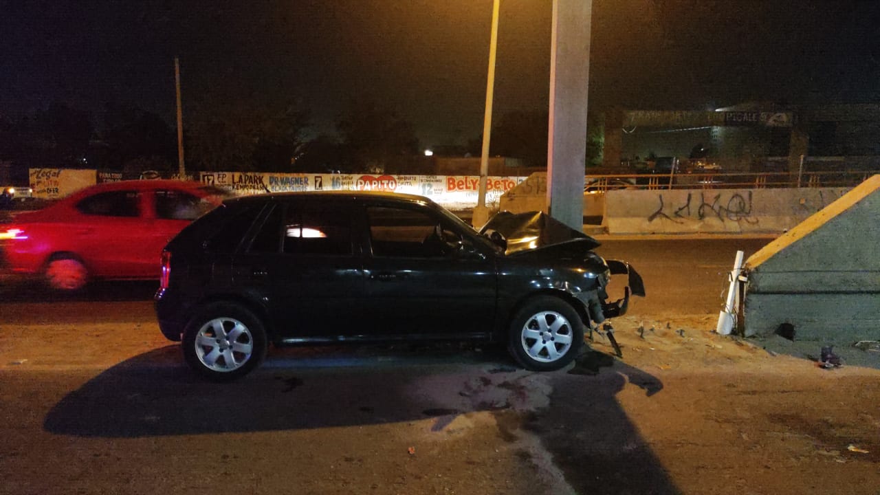 Destroza su vehículo al impactarse contra un poste en la colonia Flores Magón de Mazatlán