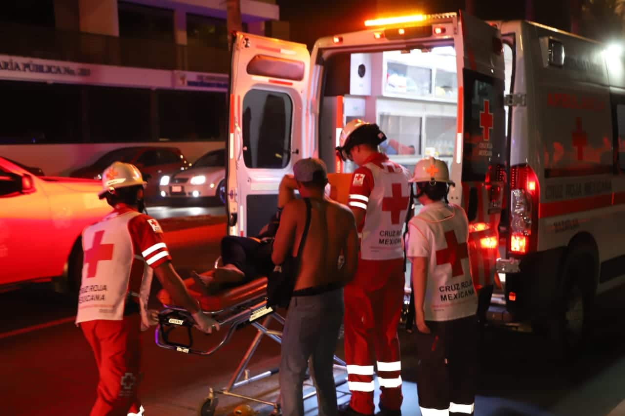 Cae mujer de la zona del malecón a las piedras del Paseo Claussen, en Mazatlán