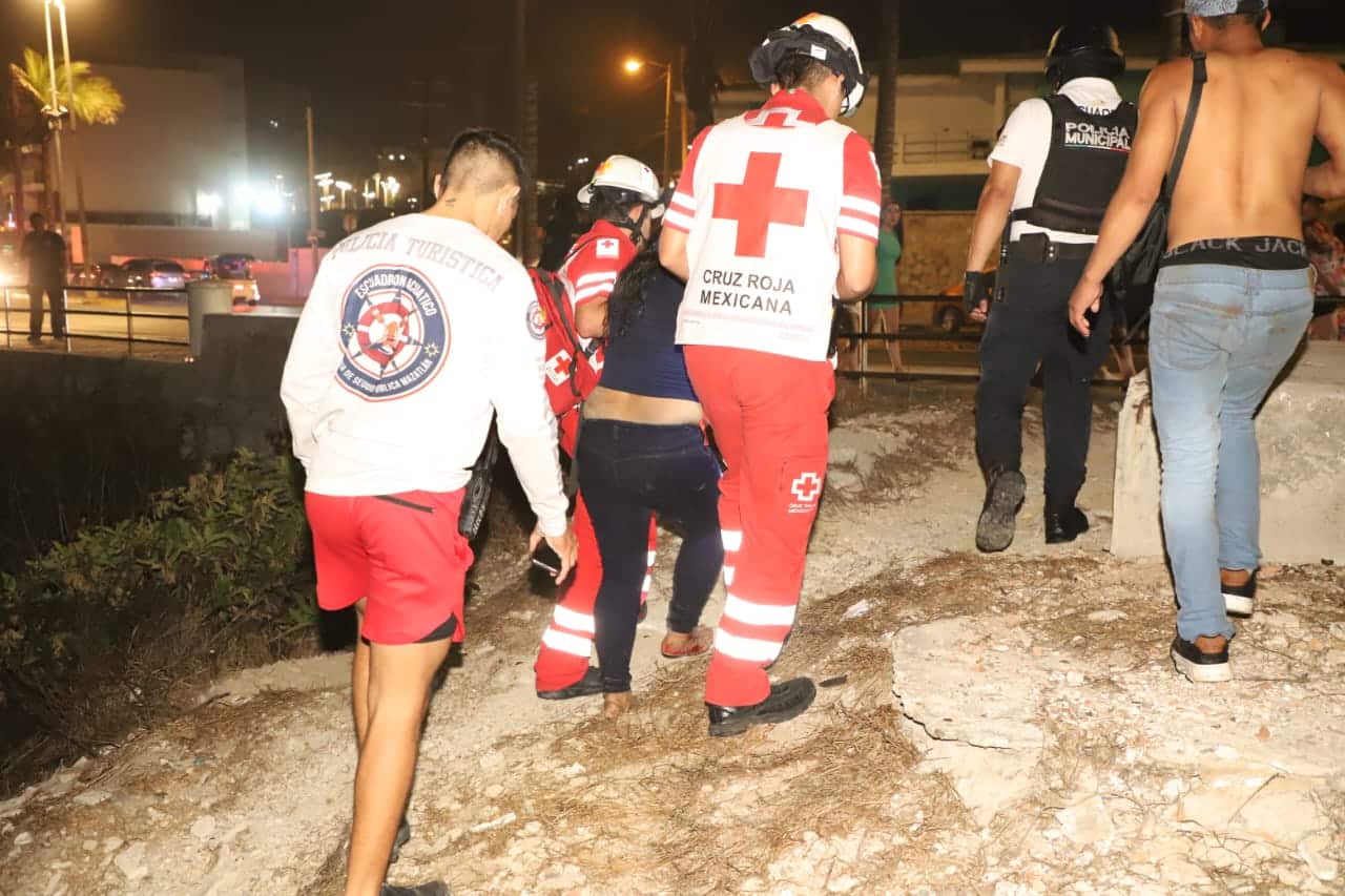 Cae mujer de la zona del malecón a las piedras del Paseo Claussen, en Mazatlán