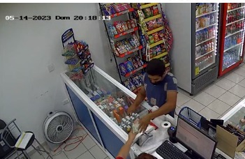 ¡Si lo conoces denúncialo! En menos de 30 segundos sujeto asalta una farmacia en Guasave