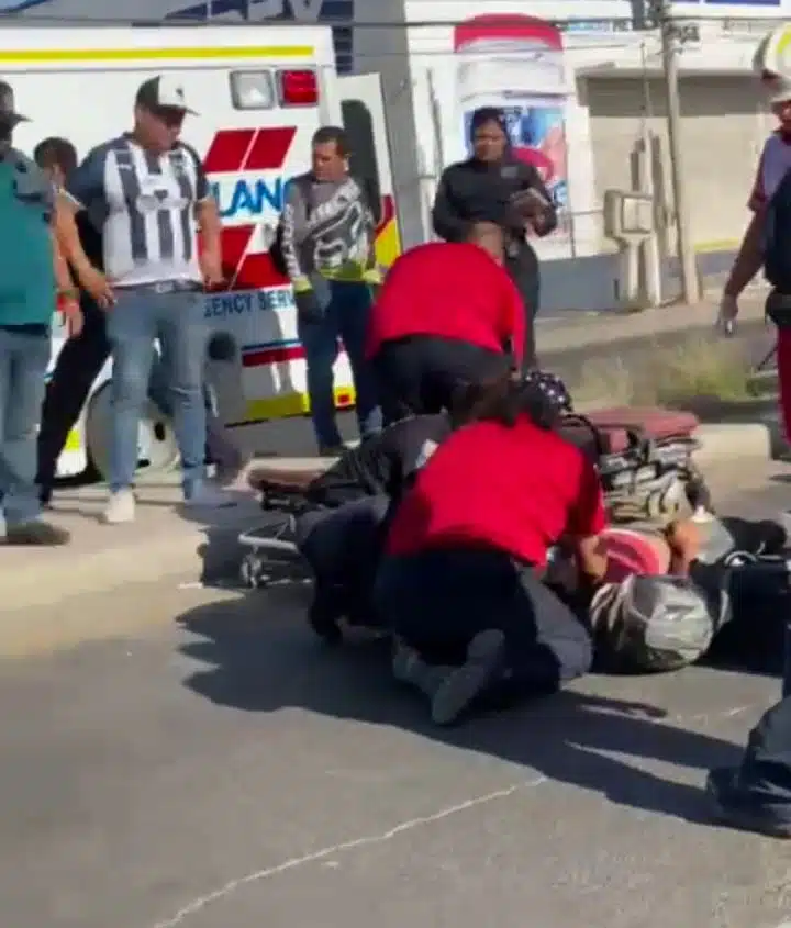 ¡Derrapa en su moto en Mazatlán y queda grave! Una niña que lo acompañaba resultó ilesa 