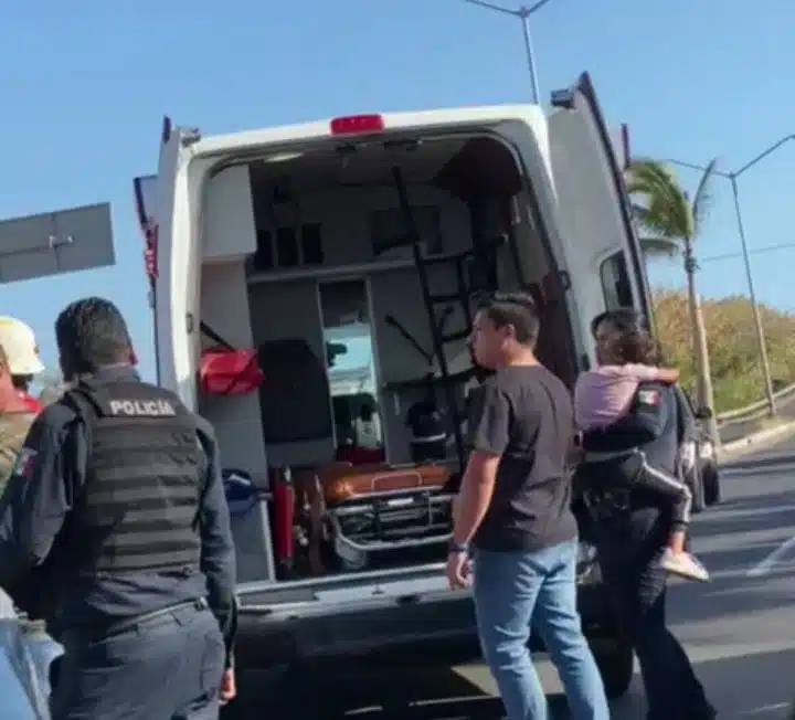 ¡Derrapa en su moto en Mazatlán y queda grave! Una niña que lo acompañaba resultó ilesa