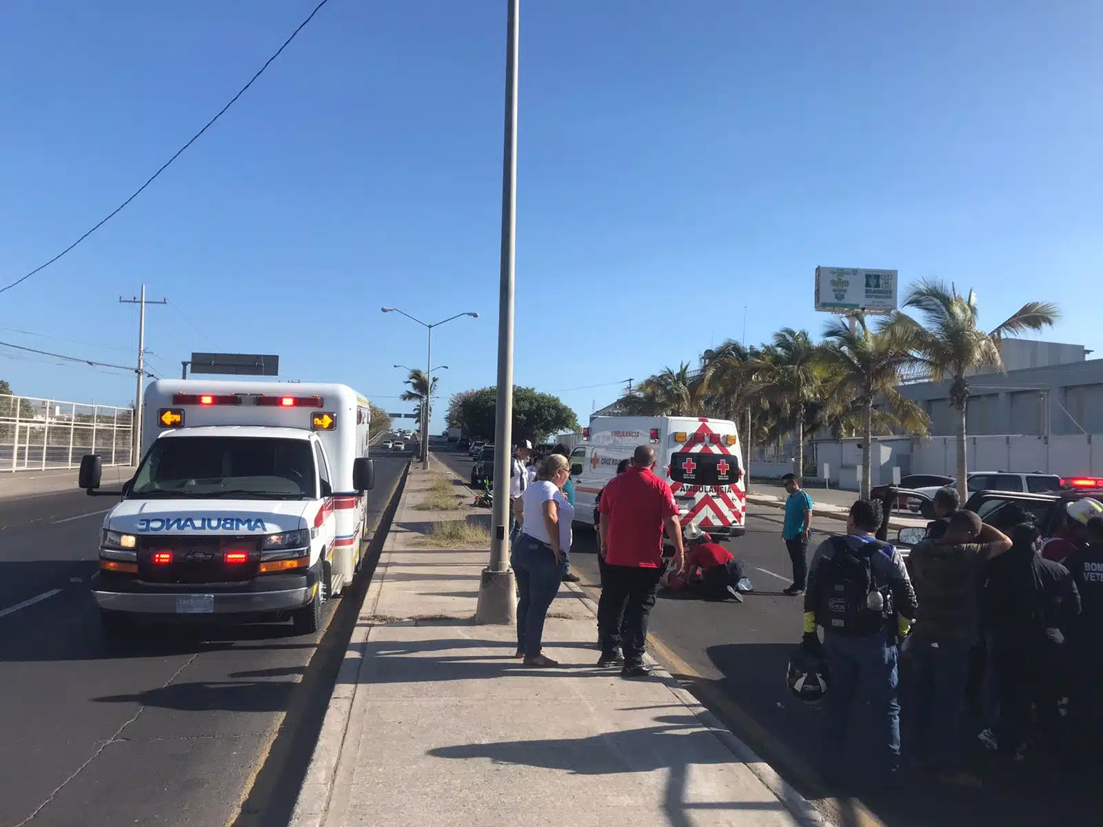 ¡Derrapa en su moto en Mazatlán y queda grave! Una niña que lo acompañaba resultó ilesa 