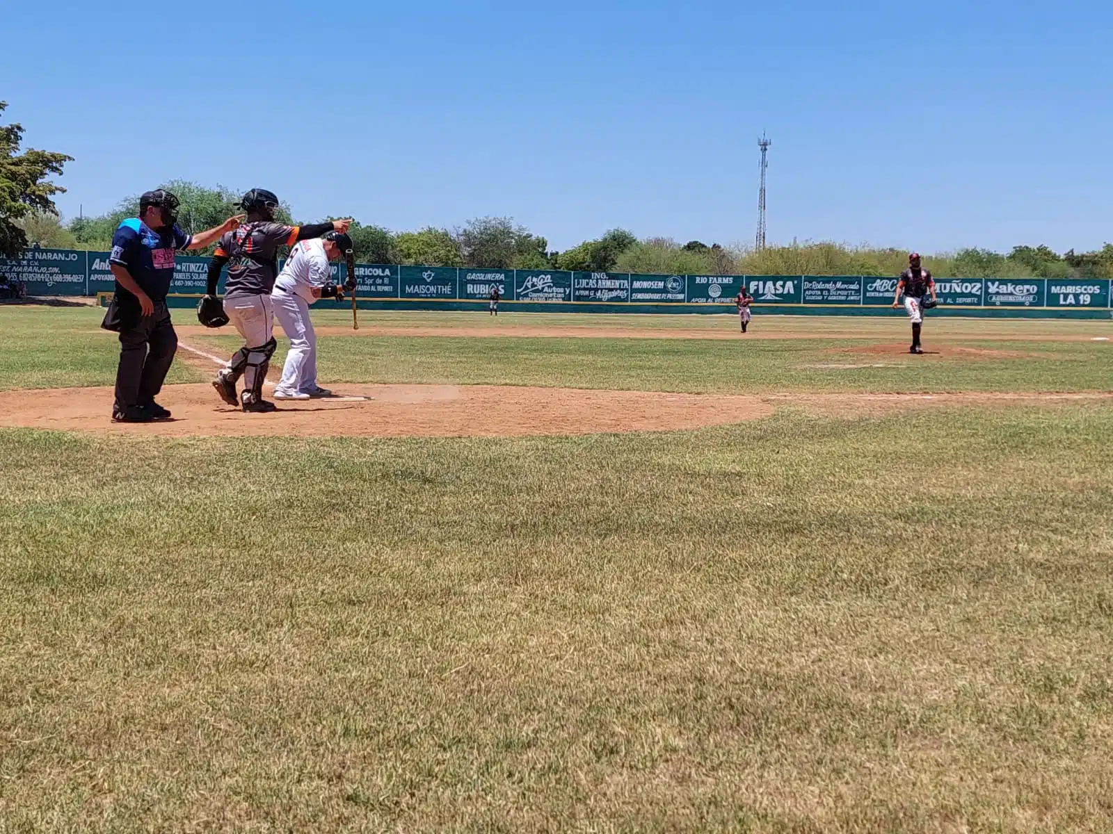 ¡De alto voltaje! Águilas barre a domicilio a Alijadores y sube en el standing de la Peimbert Camacho