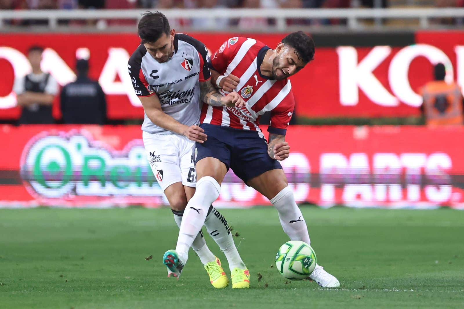 ¡Históricas semifinales! Chivas elimina al Atlas con gol del Tiba y están definidos los cruces