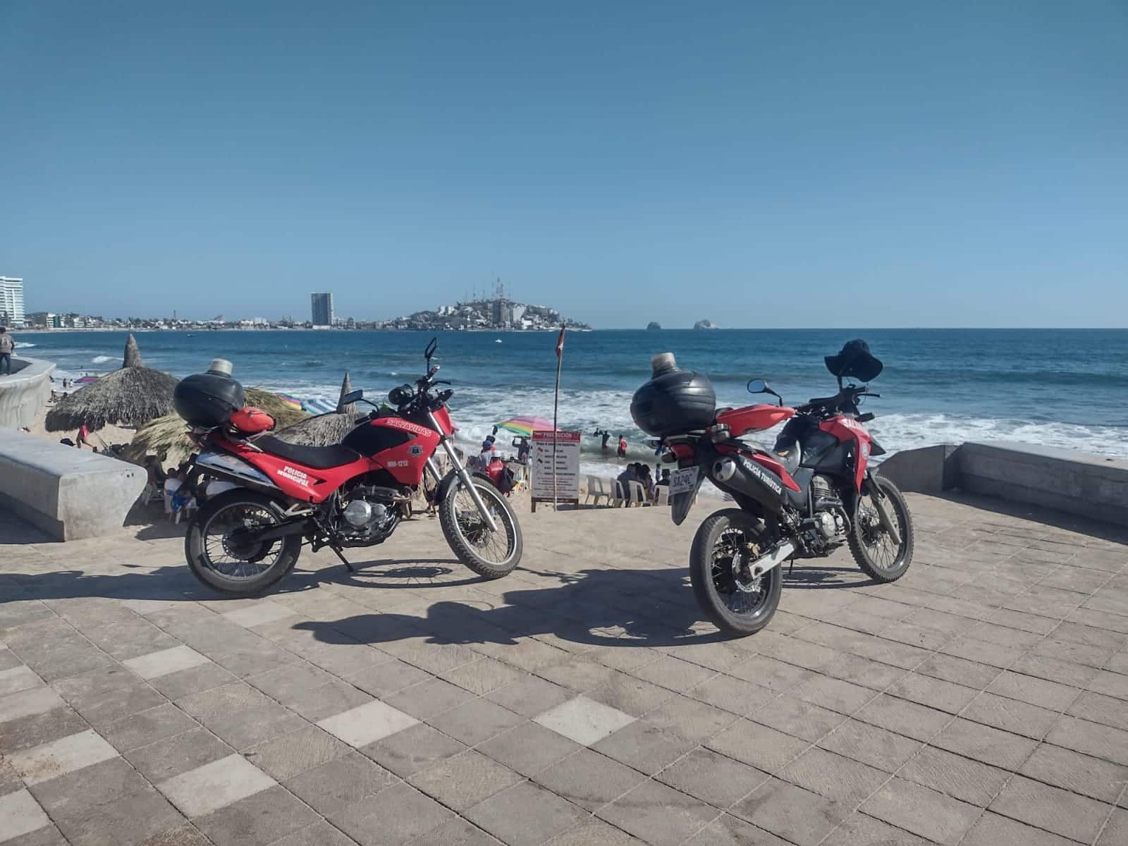 Salvavidas rescatan a dos personas que eran jaladas por el mar en playas de Mazatlán