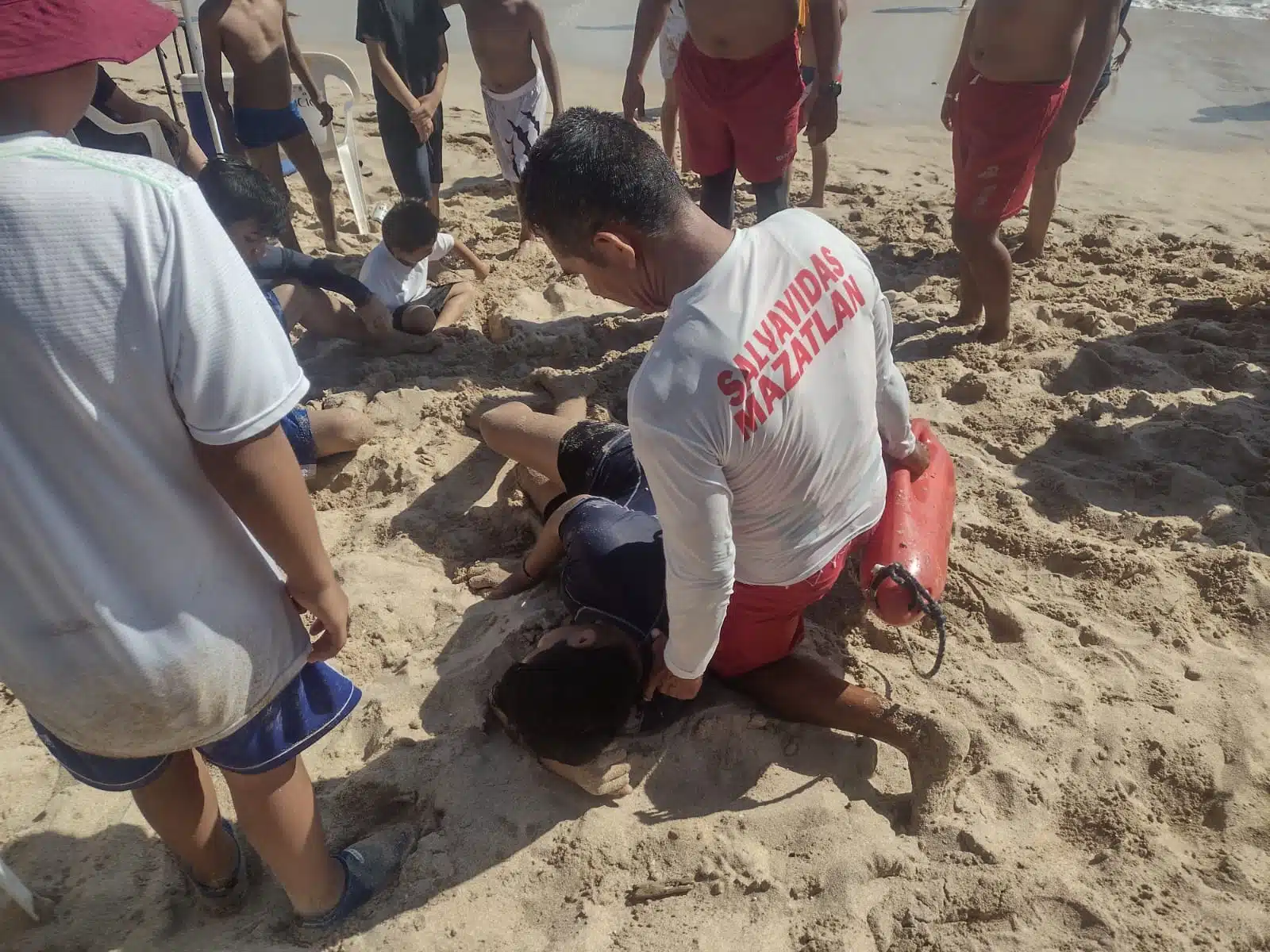 Salvavidas rescatan a dos personas que eran jaladas por el mar en playas de Mazatlán
