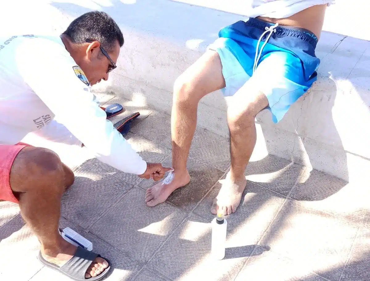 Salvavidas rescatan a dos personas que eran jaladas por el mar en playas de Mazatlán