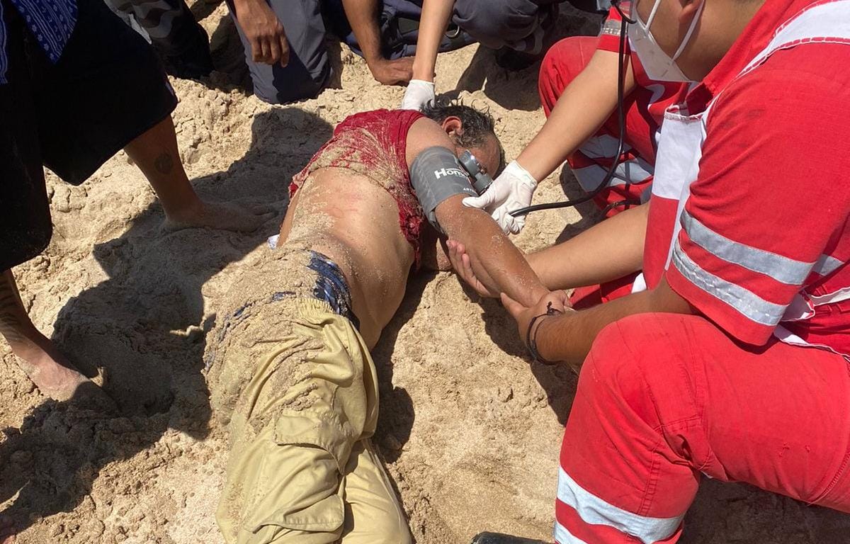 Salvavidas rescatan a dos personas que eran jaladas por el mar en playas de Mazatlán