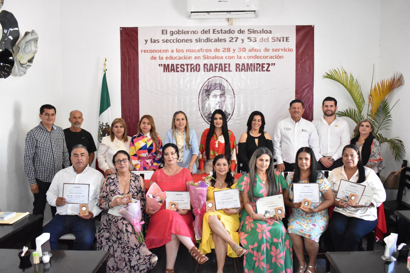 ¡Felicidades maestras y maestros! Cumplen 28 años de entrega a la educación