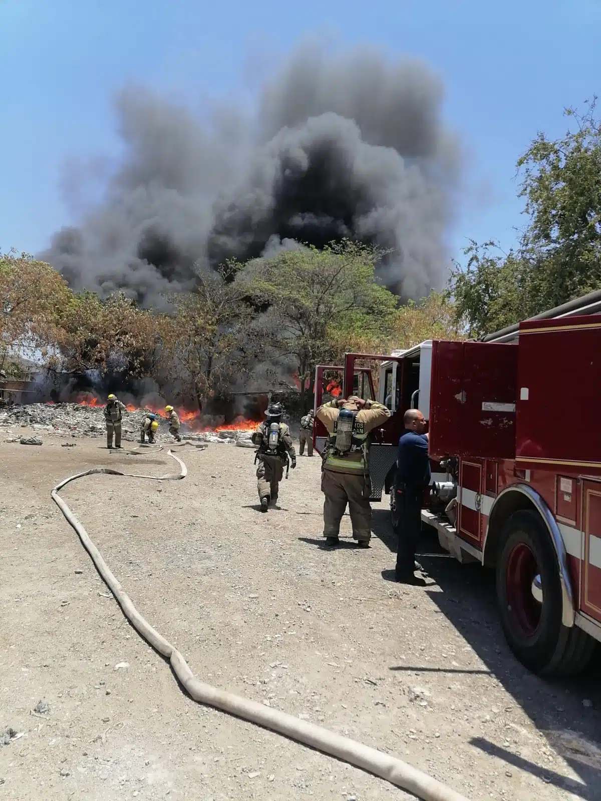 Presunto piromaníaco prendió fuego a bodegas de reciclaje en Rincón de Urías, Mazatlán