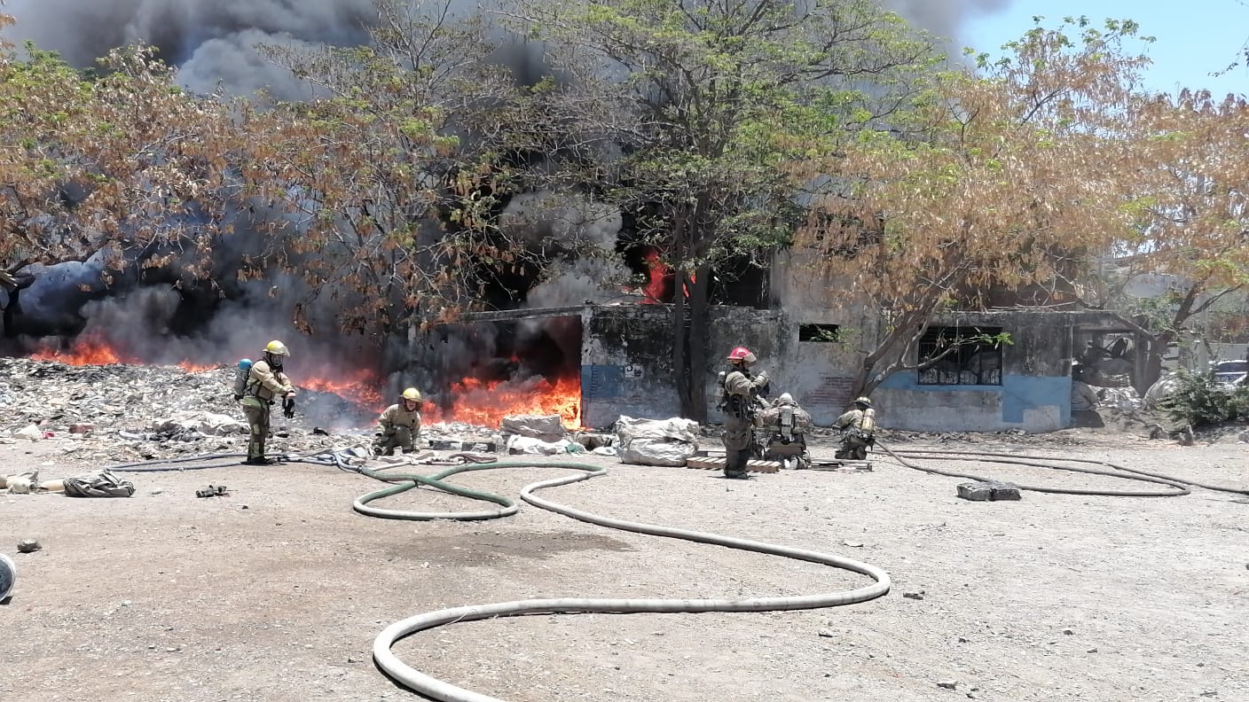 Presunto piromaníaco prendió fuego a bodegas de reciclaje en Rincón de Urías, Mazatlán