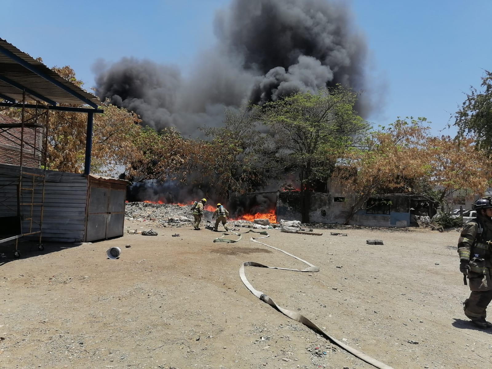 Presunto piromaníaco prendió fuego a bodegas de reciclaje en Rincón de Urías, Mazatlán