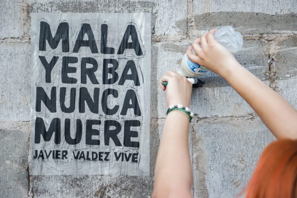 “Malayerba nunca muere” tapizan Culiacán a seis años del crimen de Javier Valdez / Fotos Jesús Verdugo