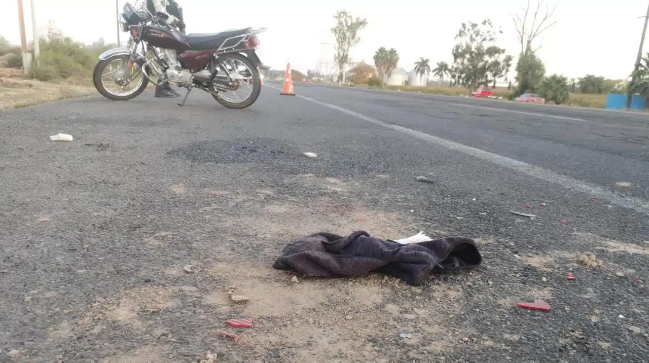 Choque entre moto y camioneta deja un muerto y un herido cerca de San Miguel, Ahome 