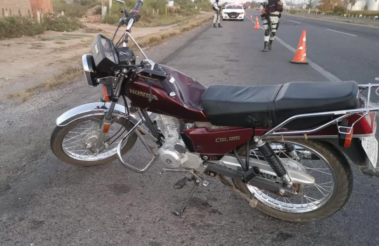 Choque entre moto y camioneta deja un muerto y un herido cerca de San Miguel, Ahome