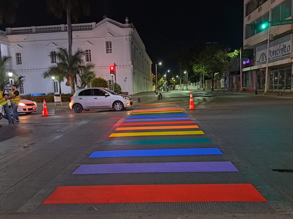 ¡Para visibilizar la diversidad! Pintan "paso del arcoíris" frente al Ayuntamiento de Culiacán