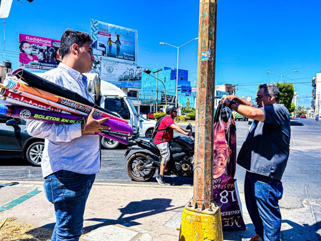 Gobierno de Mazatlán hace “limpia” y retira pendones publicitarios irregulares