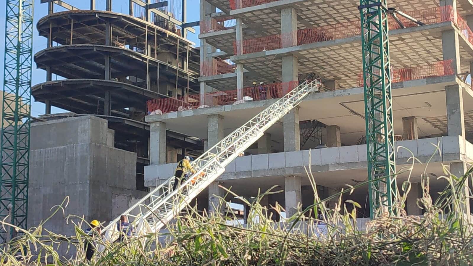 Obrero cae de un octavo piso al cuarto nivel en una construcción en Mazatlán y salva su vida