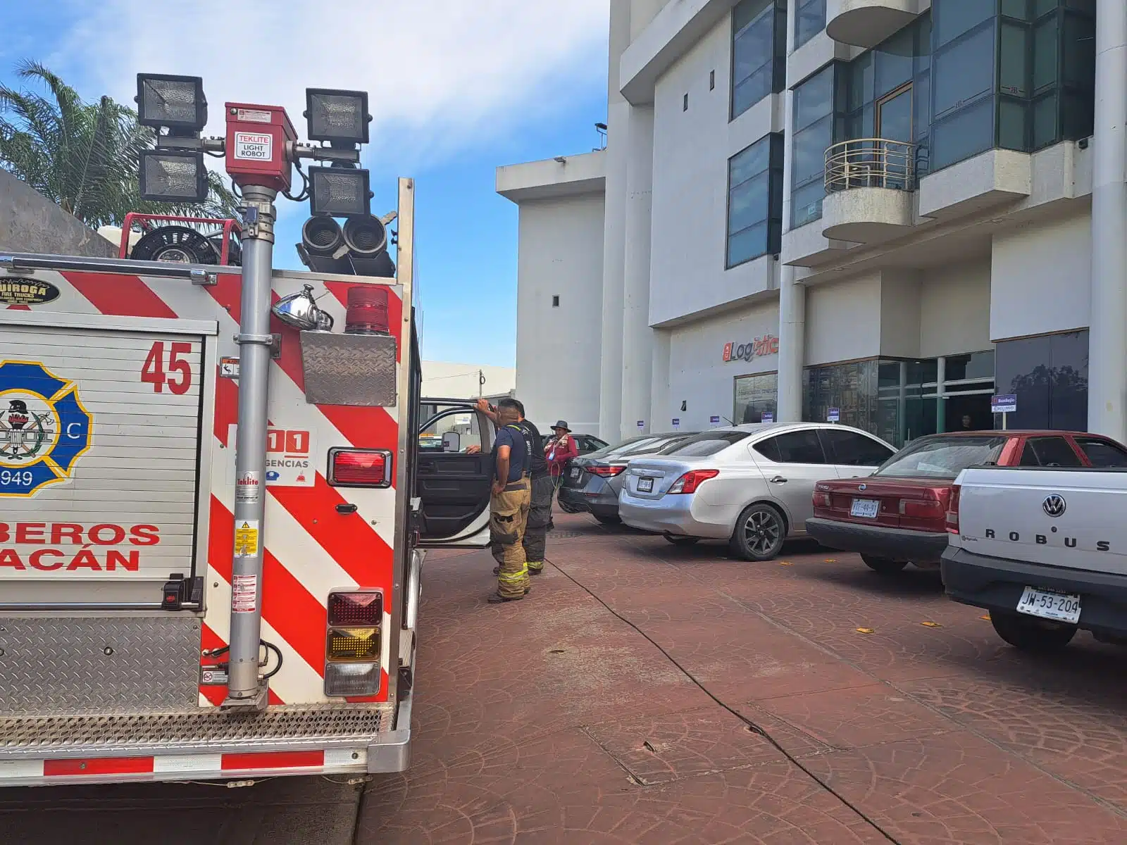 ¡El tercer caso! Rescatan a dos personas atrapadas en elevador de edificio del Tres Ríos, en Culiacán