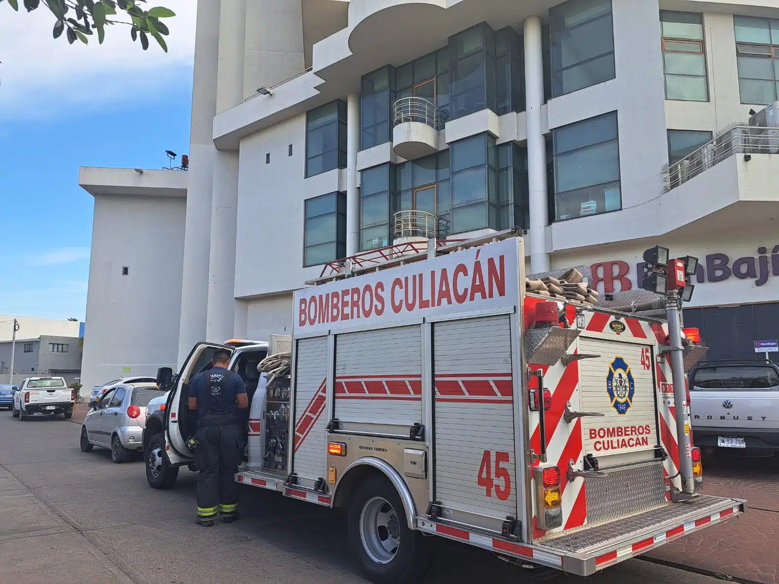 ¡El tercer caso! Rescatan a dos personas atrapadas en elevador de edificio del Tres Ríos, en Culiacán