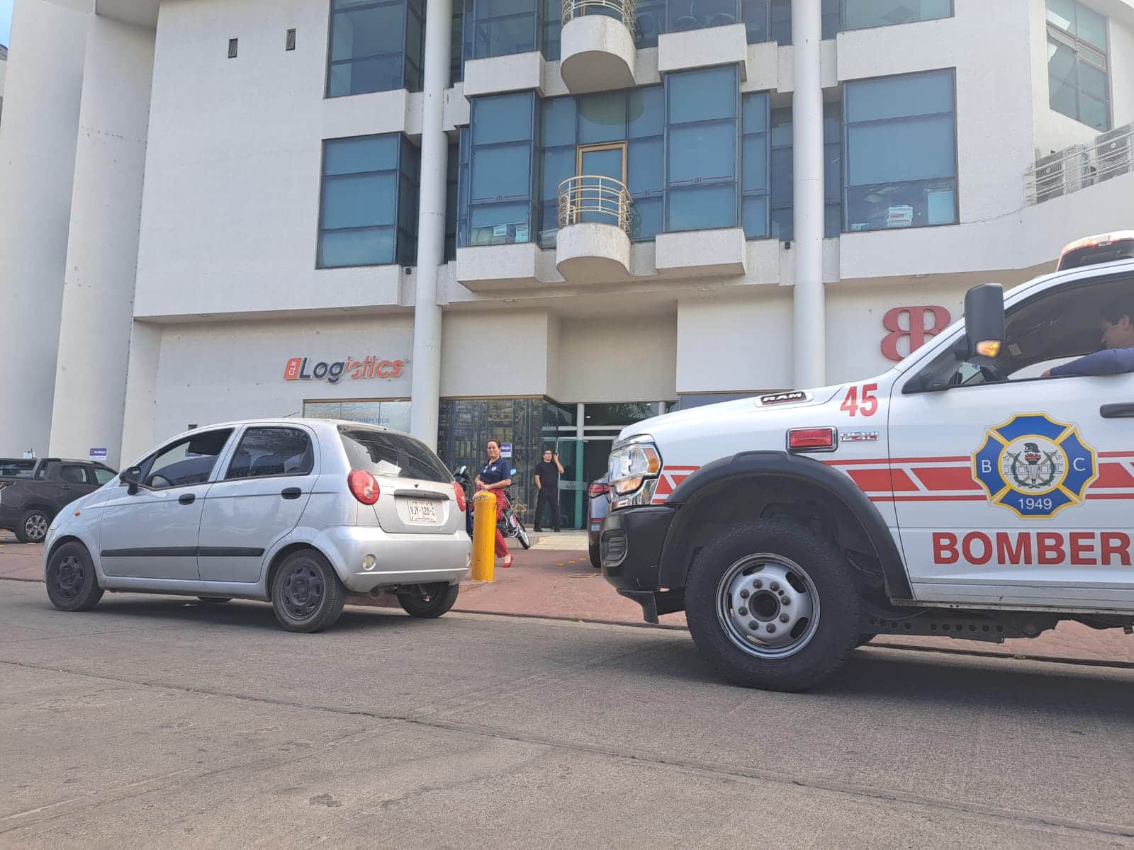 ¡El tercer caso! Rescatan a dos personas atrapadas en elevador de edificio del Tres Ríos, en Culiacán