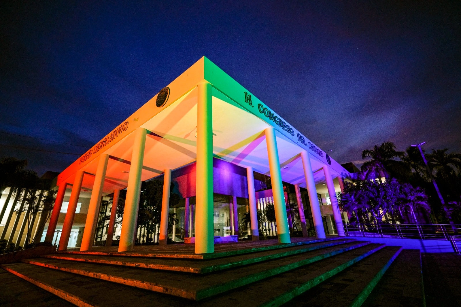 ¡Arcoíris! Iluminan Congreso por Día Internacional contra la homofobia, transfobia y la bifobia