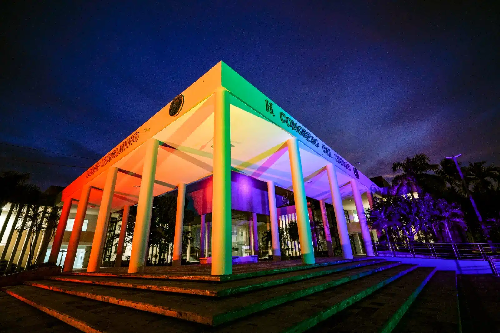 ¡Arcoíris! Iluminan Congreso por Día Internacional contra la homofobia, transfobia y la bifobia