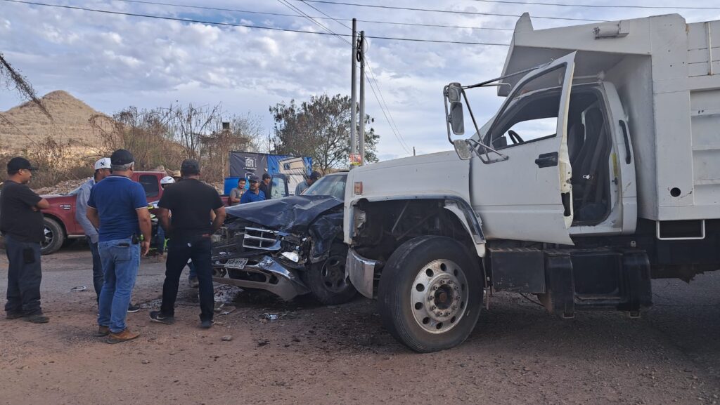 Choque entre camioneta y góndola en Culiacán deja cuatro trabajadores lesionados, hay uno grave