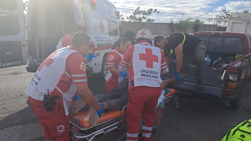 Choque entre camioneta y góndola en Culiacán deja cuatro trabajadores lesionados, hay uno grave