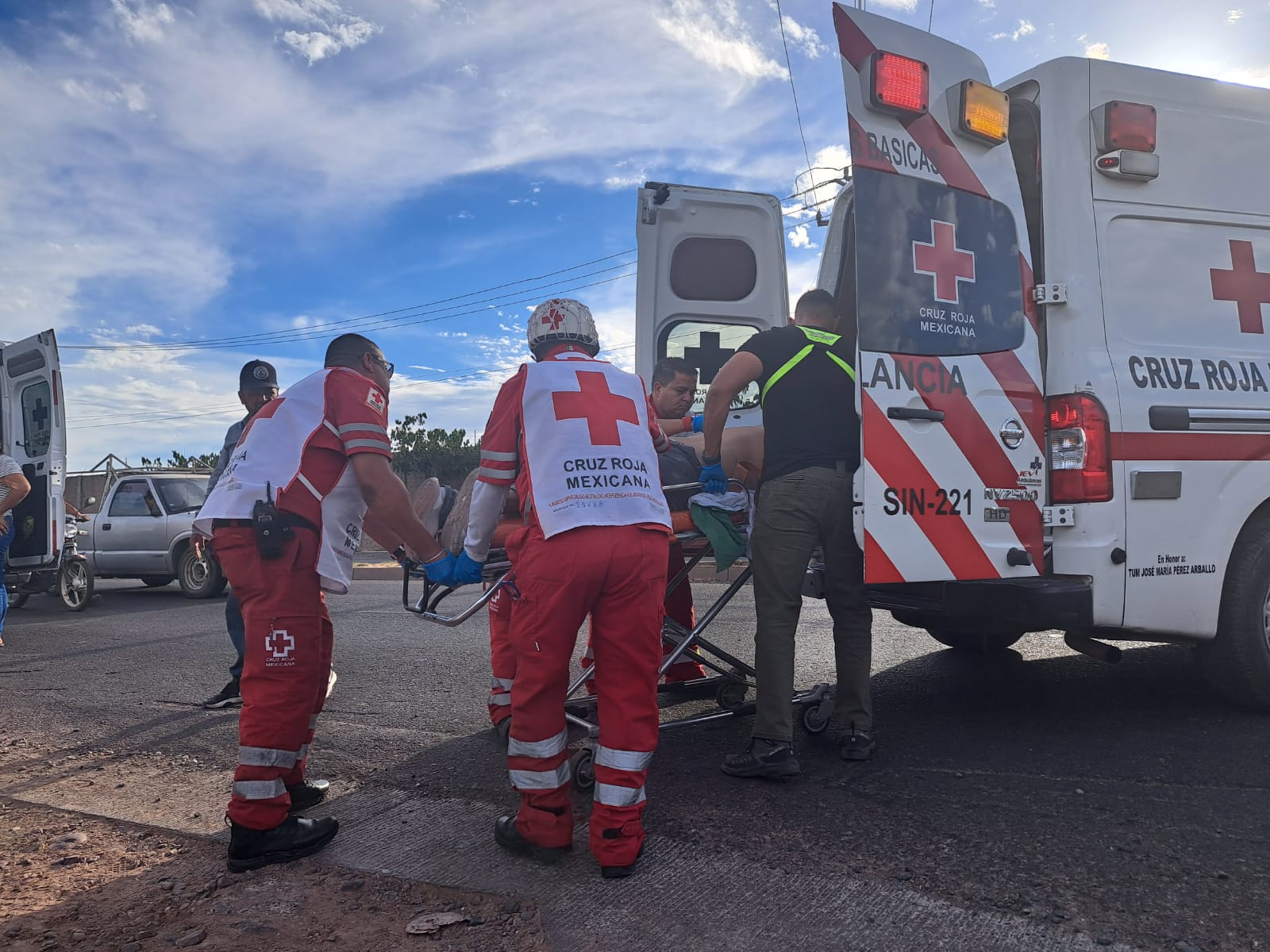 Choque entre camioneta y góndola en Culiacán deja cuatro trabajadores lesionados, hay uno grave