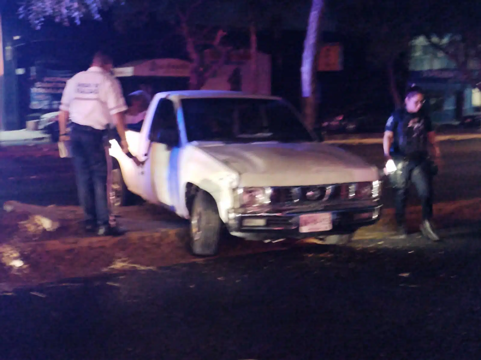 Sujeto armado despoja vehículo, choca y es atrapado por policías municipales en Culiacán 