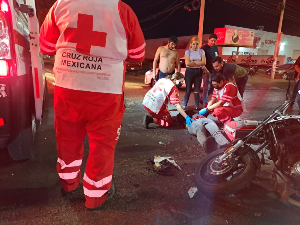 Motociclista sufre fuertes golpes tras estrellarse contra camioneta, en Culiacán
