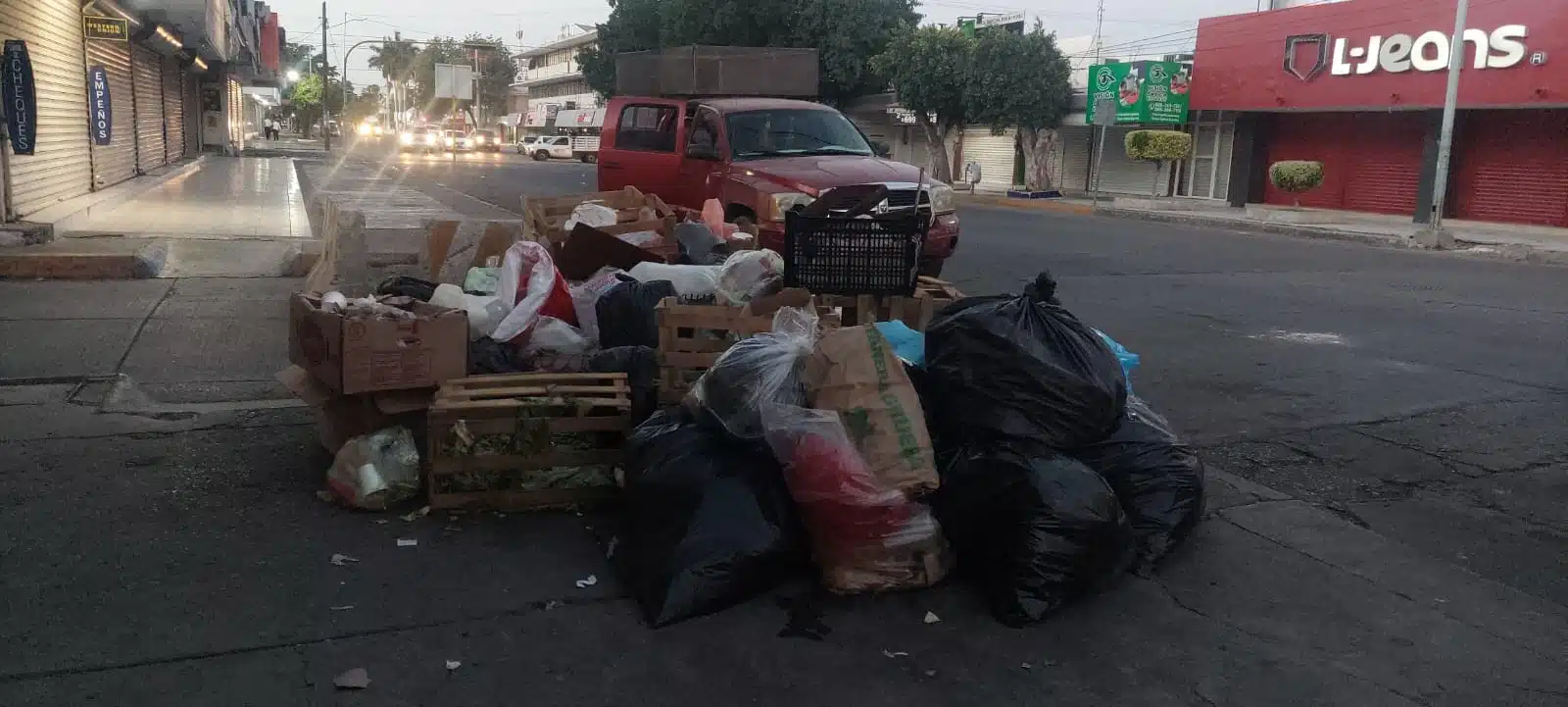 Se acumula basura en el centro de Los Mochis este domingo