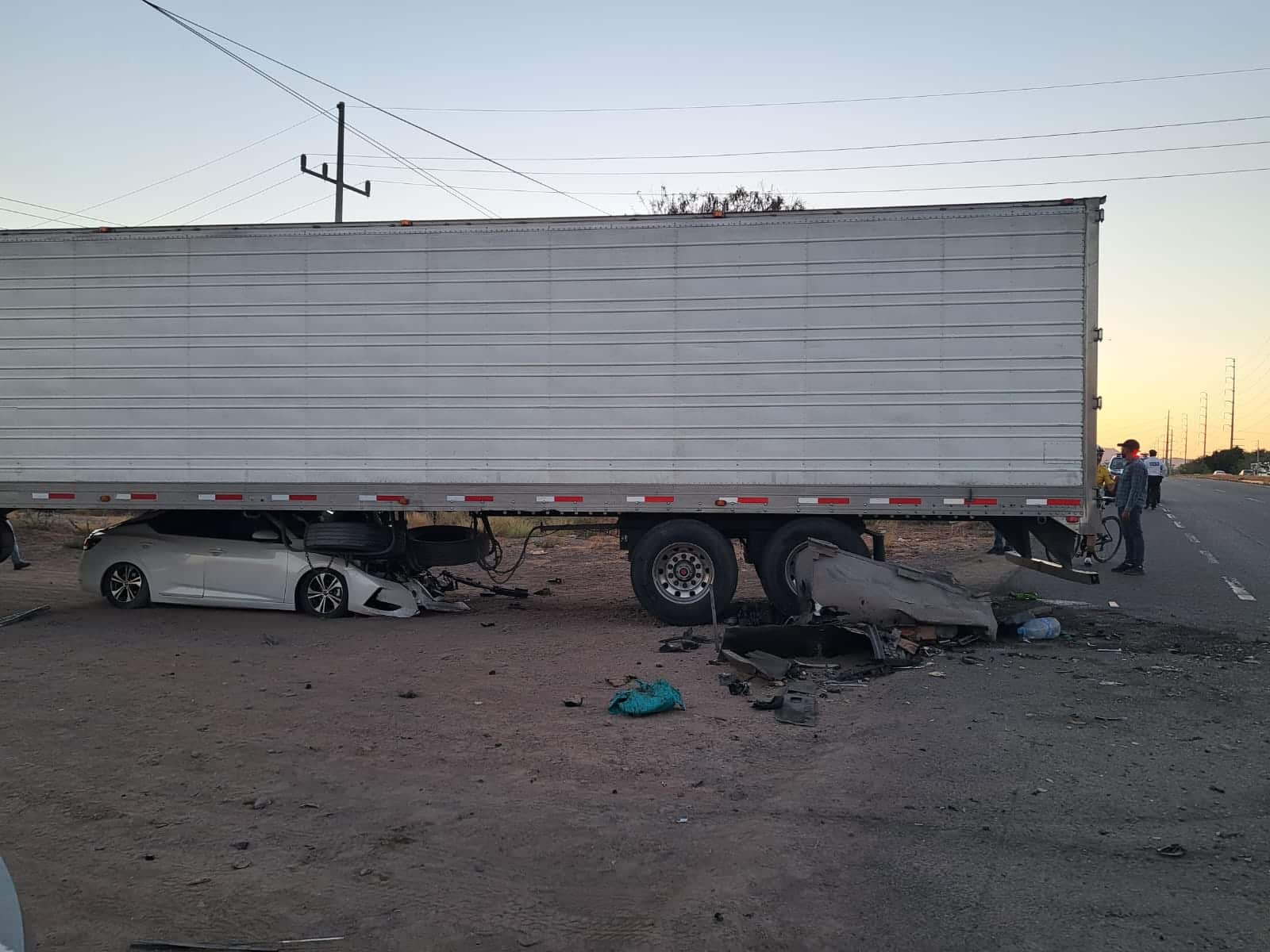 Dos menores de edad viven de milagro tras impactarse contra tráiler en la salida norte de Culiacán