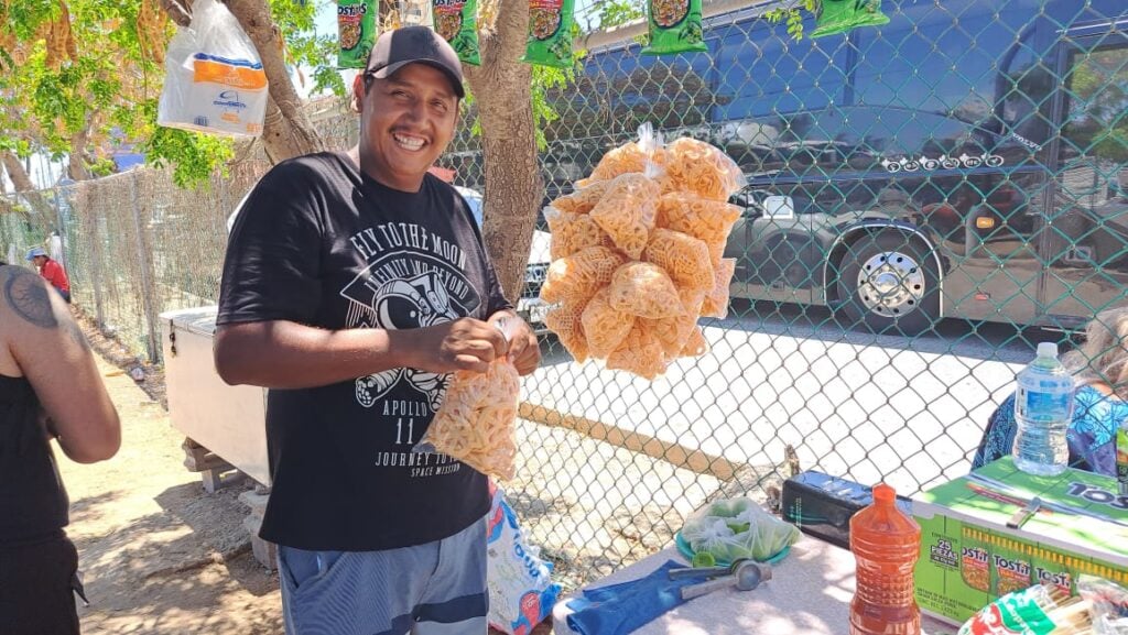 “El chiste es chambear”: Jesús Manuel divide su tiempo como lavacarros y comerciante en Mazatlán