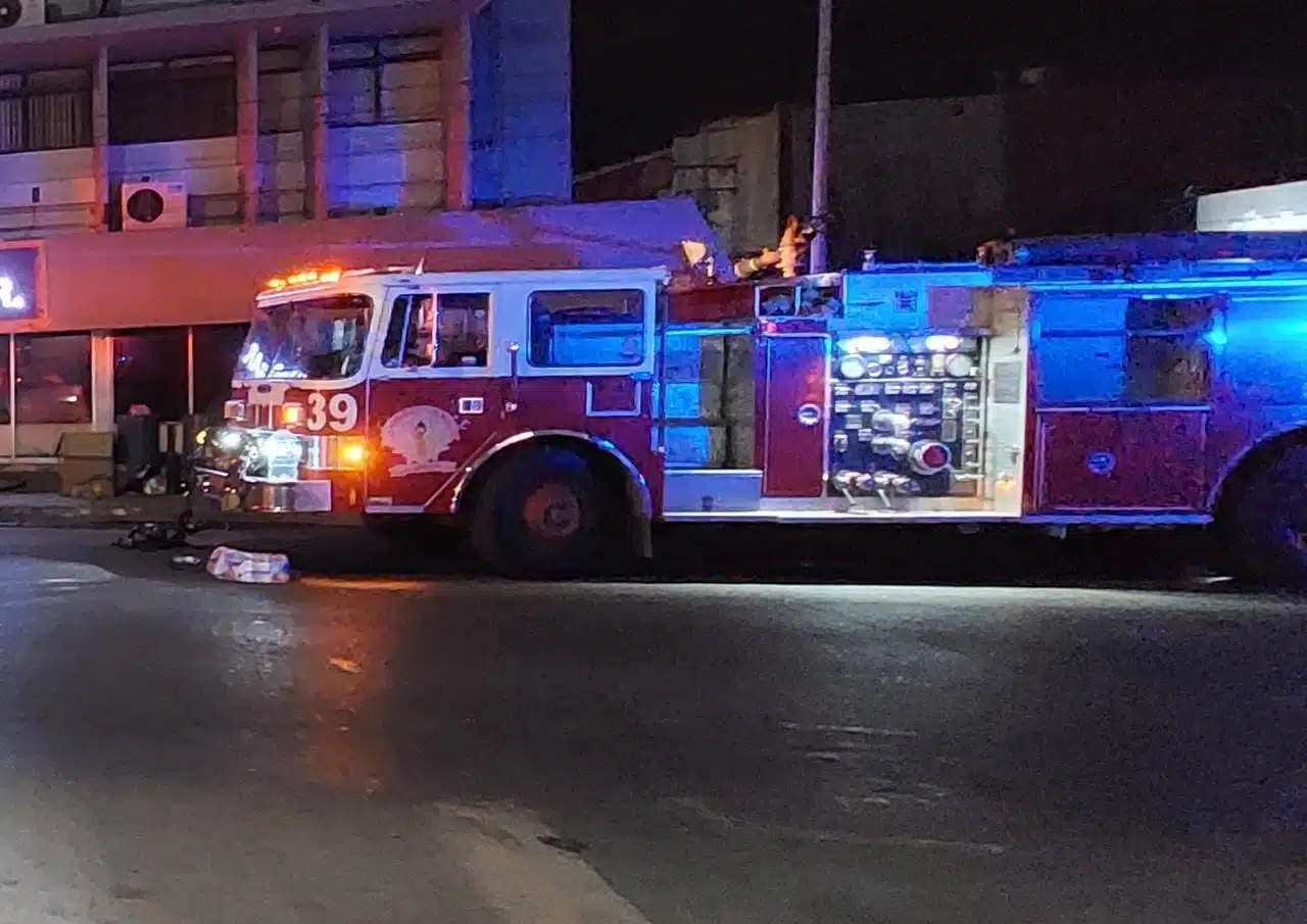 ¡Estaban estacionados! Se incendian un Sentra y un Versa en una privada de Los Mochis