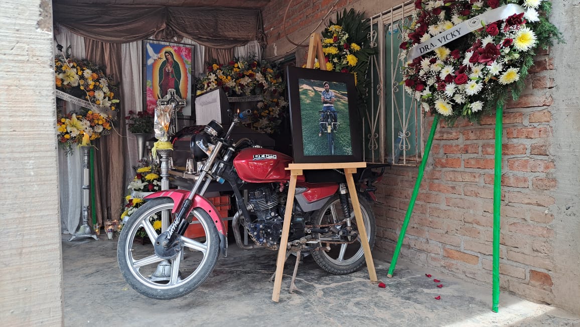 Una motocicleta, la playera de futbol y un pequeño que llamaba a su “papi”, enmarcan el velorio de “Koke”