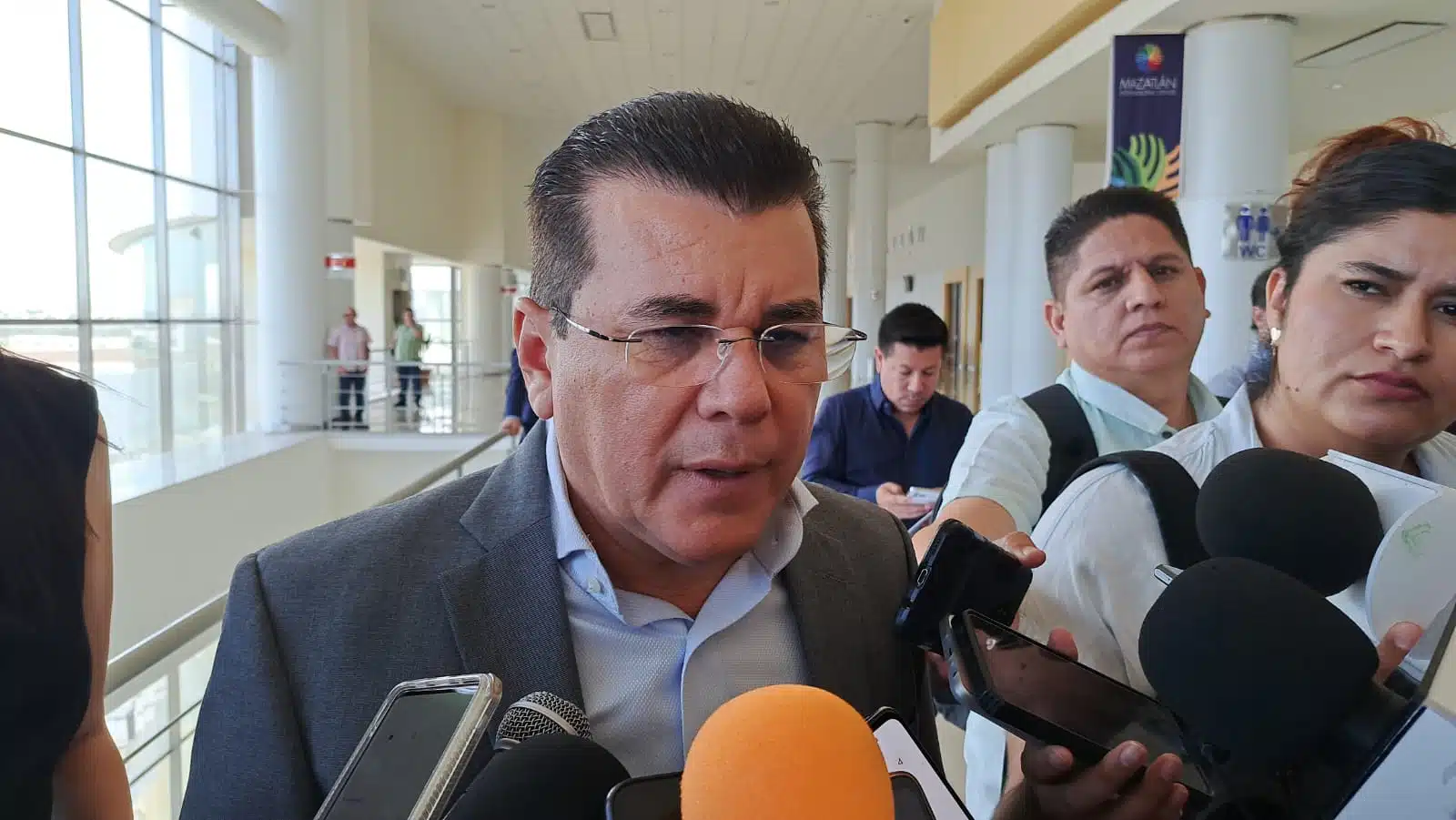 Anuncia alcalde de Mazatlán simplificación operativa; ¡habrá recorte de personal!
