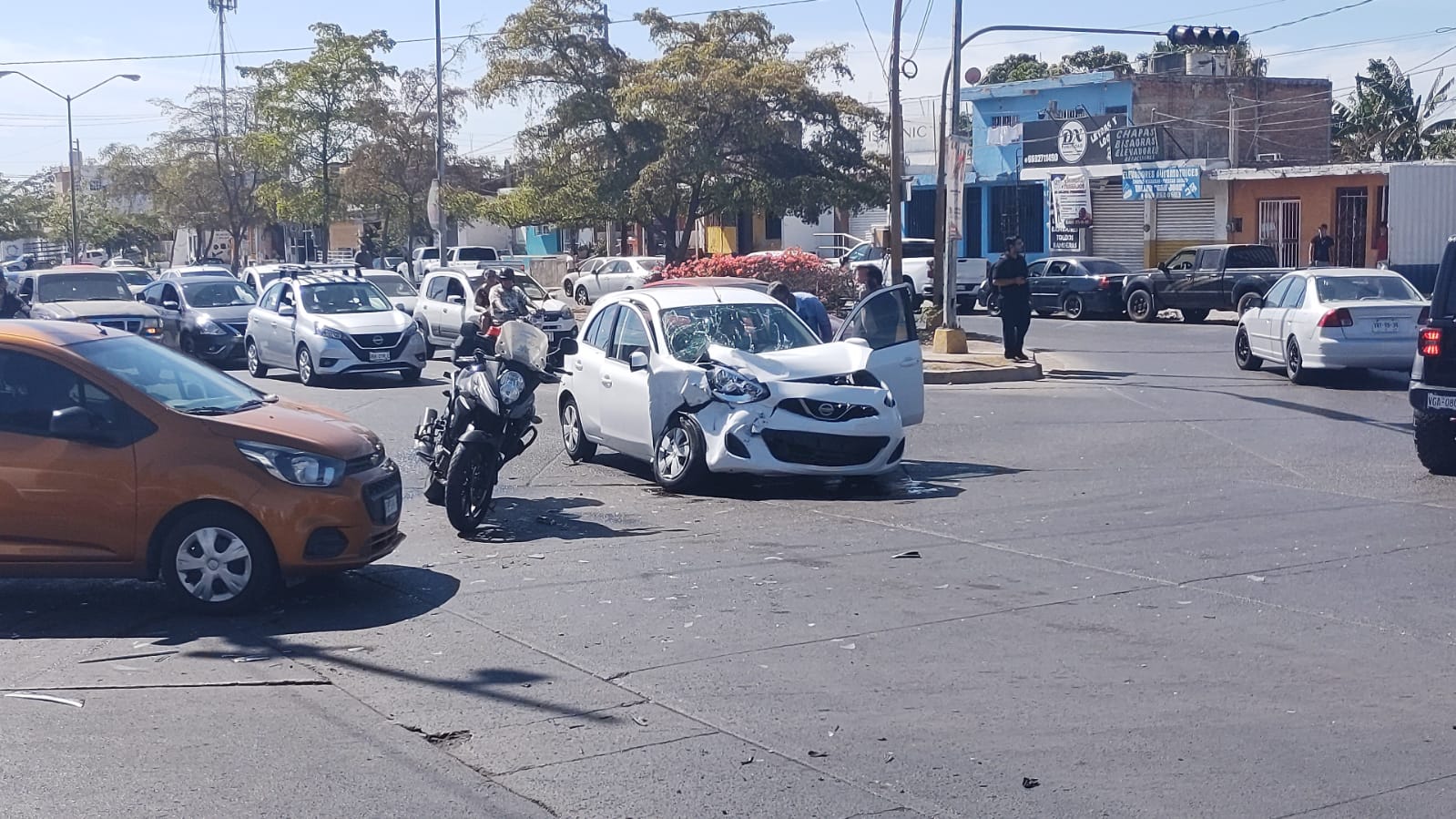 ¡Se pasa el semáforo en rojo! Versa choca con un March en la Lico Velarde en Mazatlán