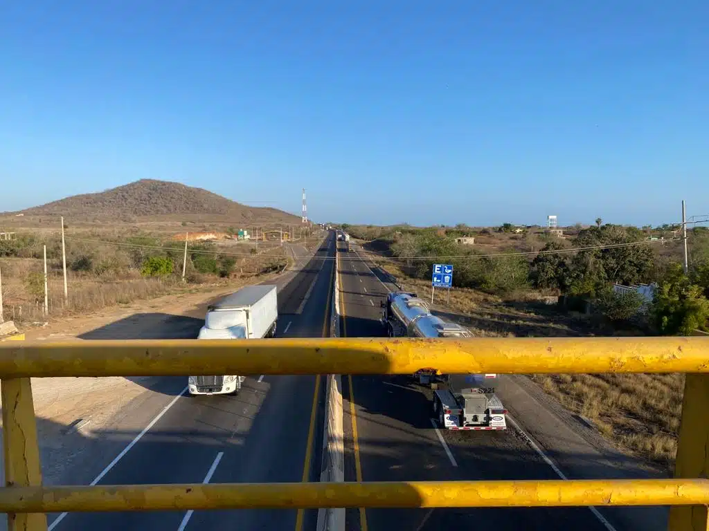 Luego de más de 12 horas cerrada, reabren circulación de autopista Mazatlán-Culiacán
