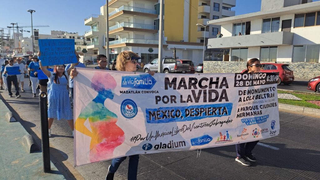 En defensa de la vida y los valores, marchan por el malecón de Mazatlán