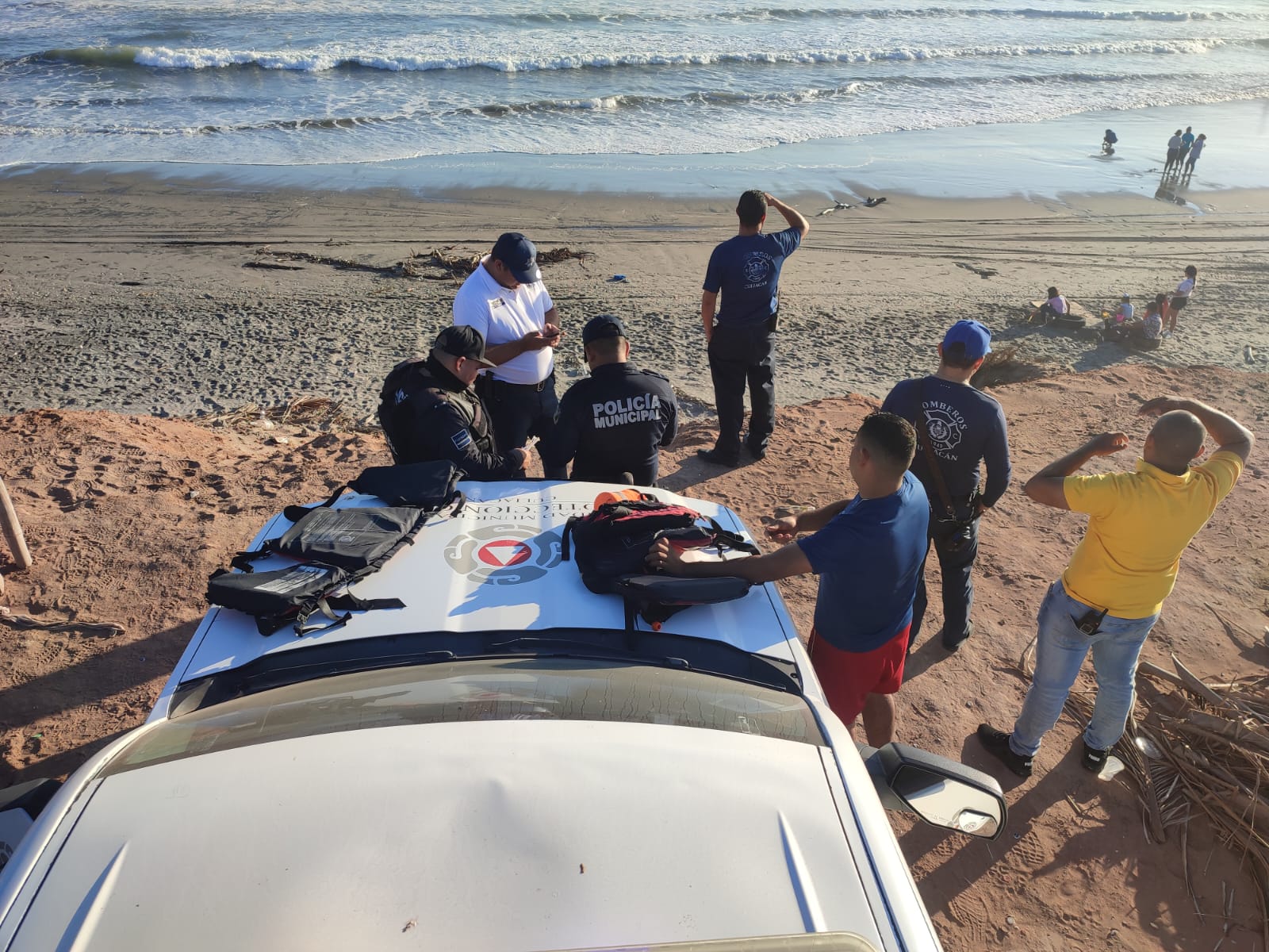 Sigue desaparecido joven que trató de salvar a su madre de ahogarse en Playa Ponce, Culiacán