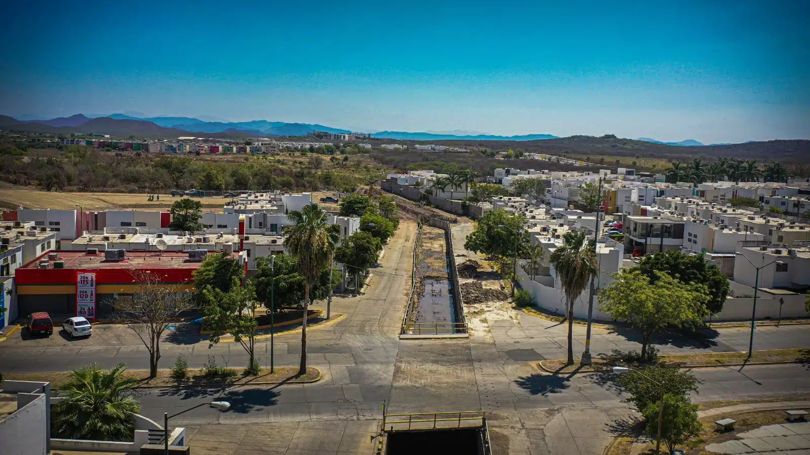 Estufas, refrigeradores, colchones y hasta tocadores encuentran en arroyos de Culiacán  