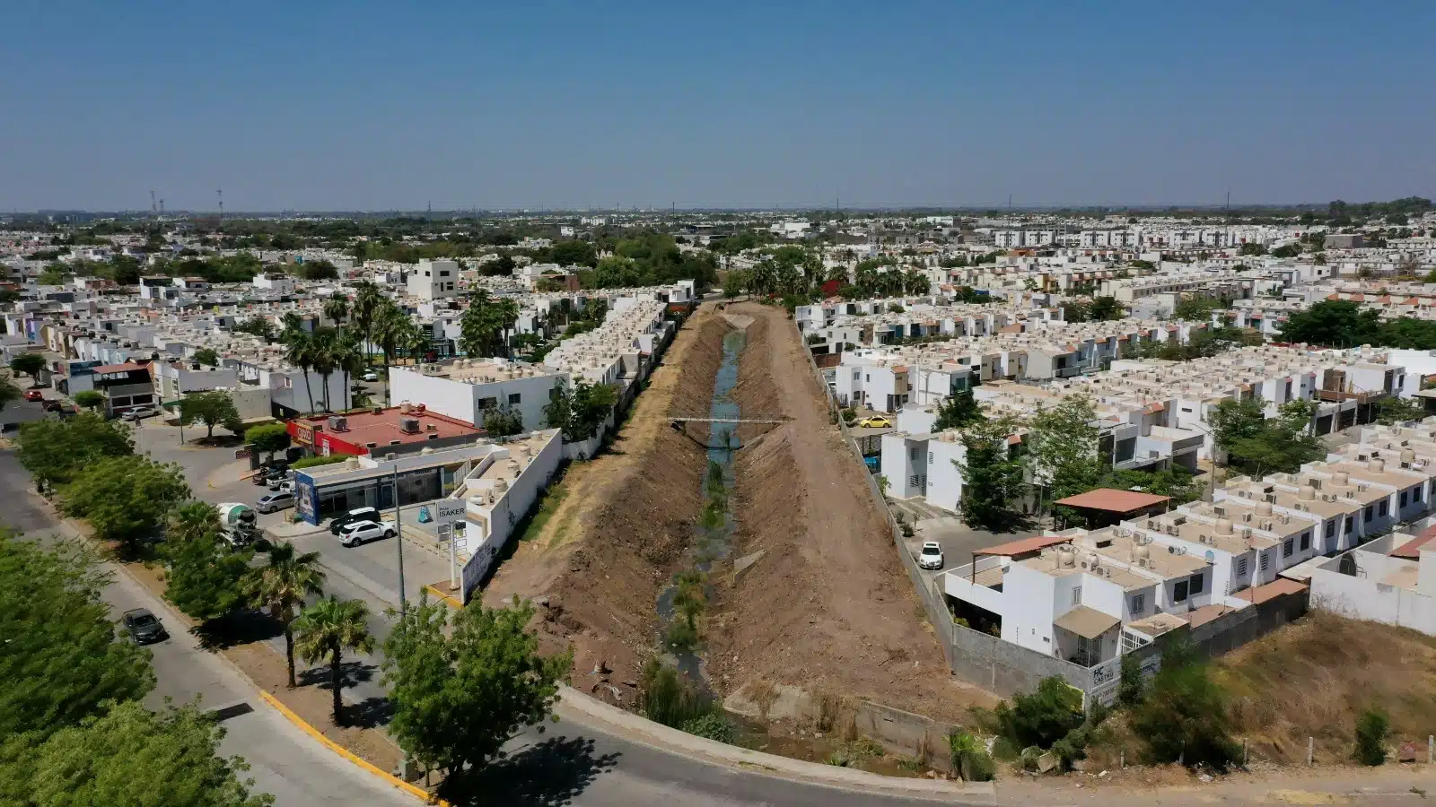 Estufas, refrigeradores, colchones y hasta tocadores encuentran en arroyos de Culiacán  